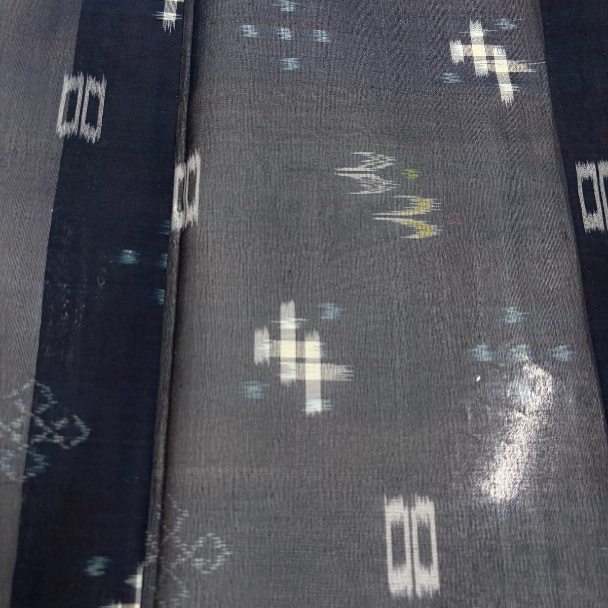 美品】 紬 身丈156.5cm 裄丈63cm S 薄物 夏紬 燕 絣柄 紺色 正絹 名品