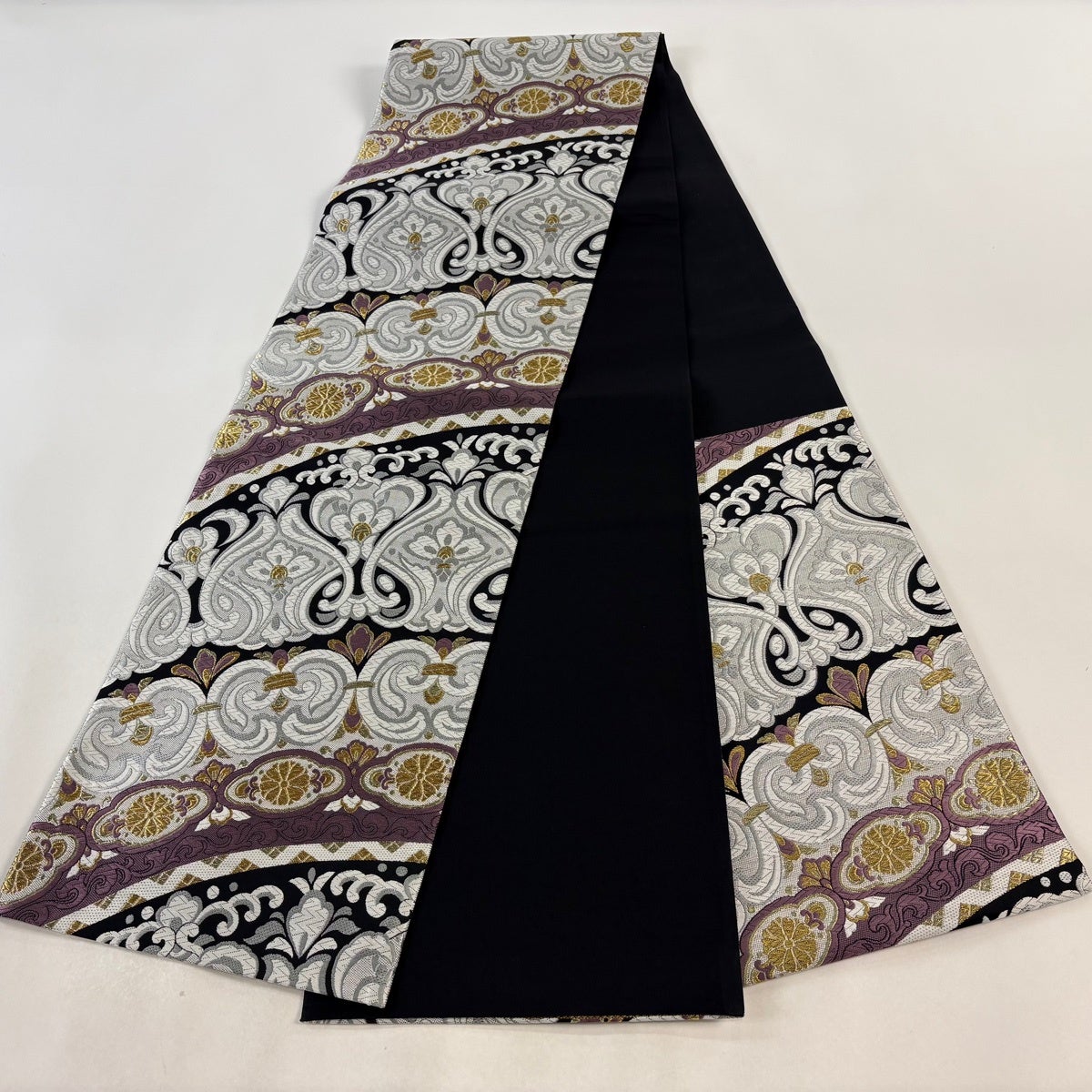 美品】 袋帯 名品 花唐草 金糸 刺繍 黒 六通 正絹｜中古・古着