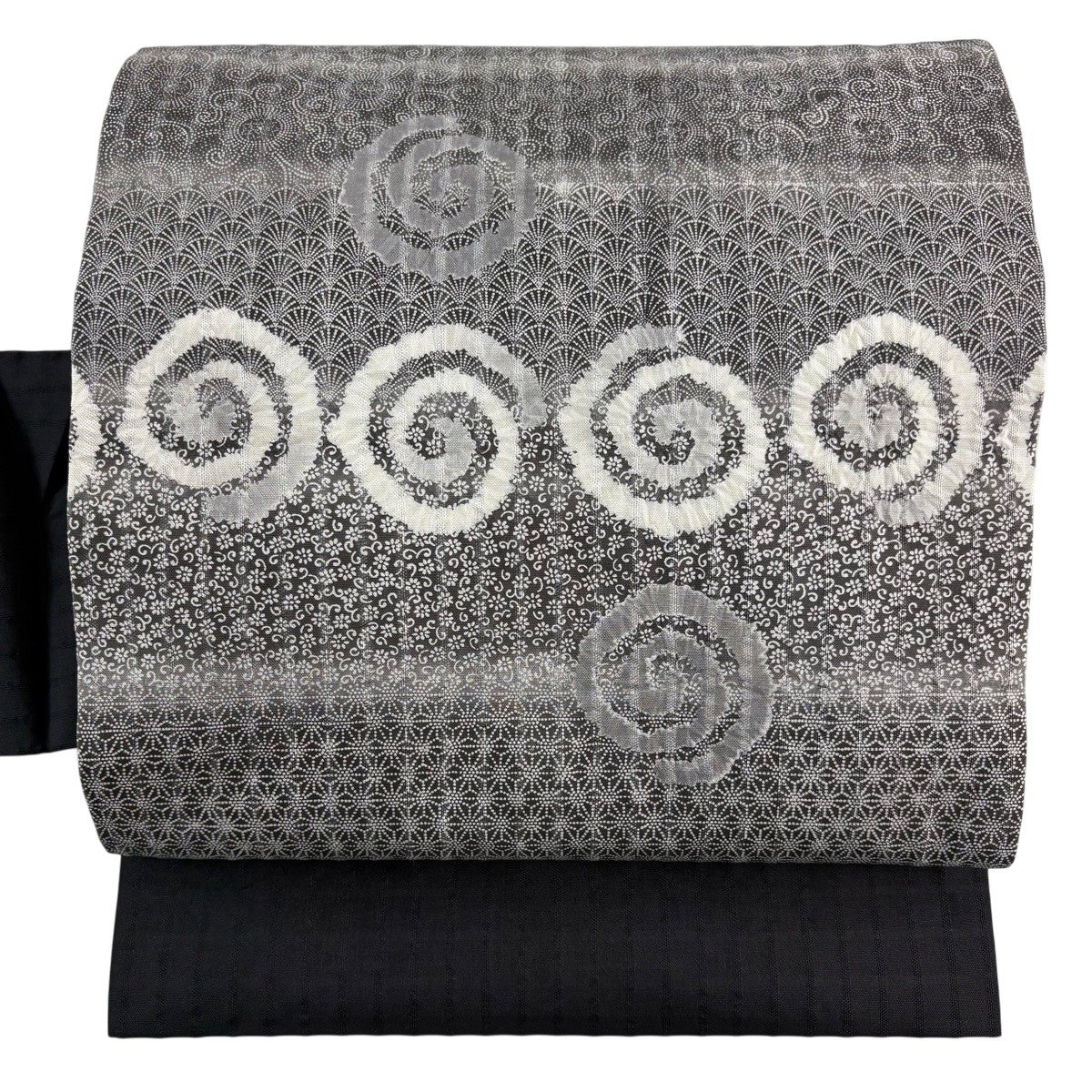 美品】 名古屋帯 名品 落款あり 渦巻き 花唐草 ぼかし 黒灰 正絹｜中古