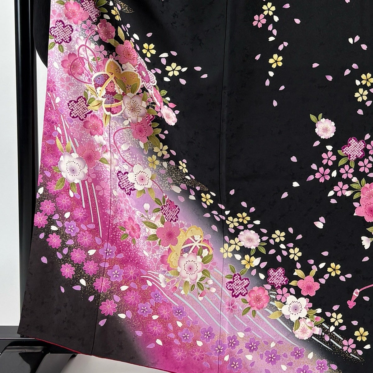 美品】 振袖 身丈163cm 裄丈64.5cm M 袷 桜 花びら 金彩 ぼかし 黒