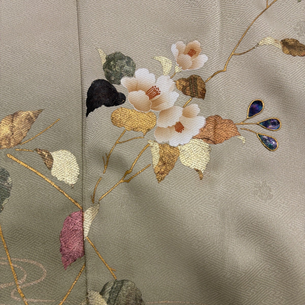 付下げ　袷　正絹　作家物　ベージュ　茶緑花 付下げ 身丈153cm 裄丈62cm S 袷 椿 螺鈿 金彩 灰茶 正絹 秀品｜中古