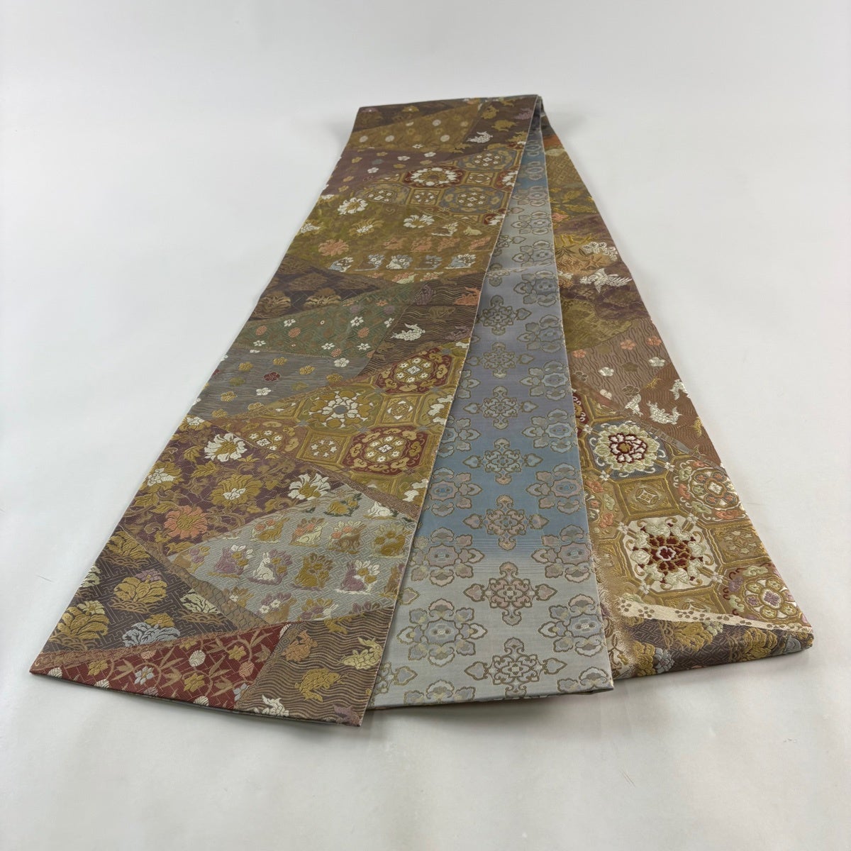 袋帯 名品 蜀江華文 花うさぎ 刺繍 箔 薄黄土色 お太鼓柄 正絹｜中古