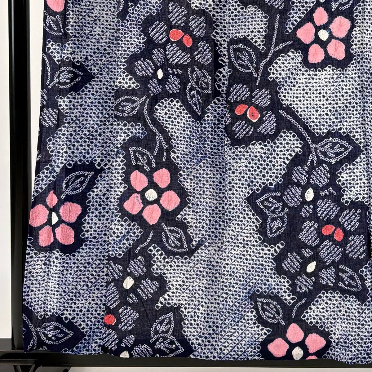 美品】 浴衣 身丈157cm 裄丈61cm S 絞り浴衣 草花 紺色 綿 名品｜中古
