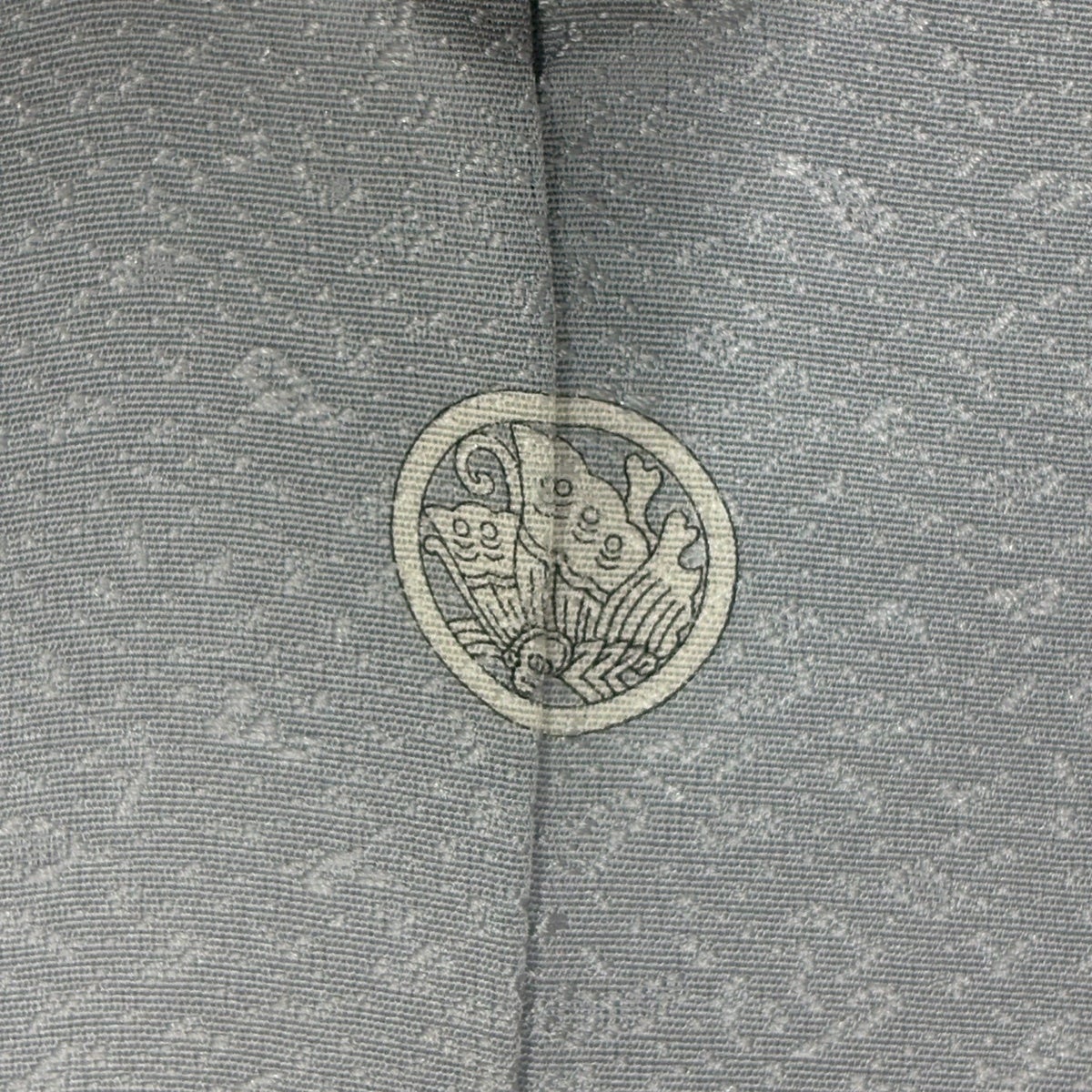 色無地 身丈158.5cm 裄丈64cm M 袷 地紋 灰色 正絹 優品 三つ紋｜中古