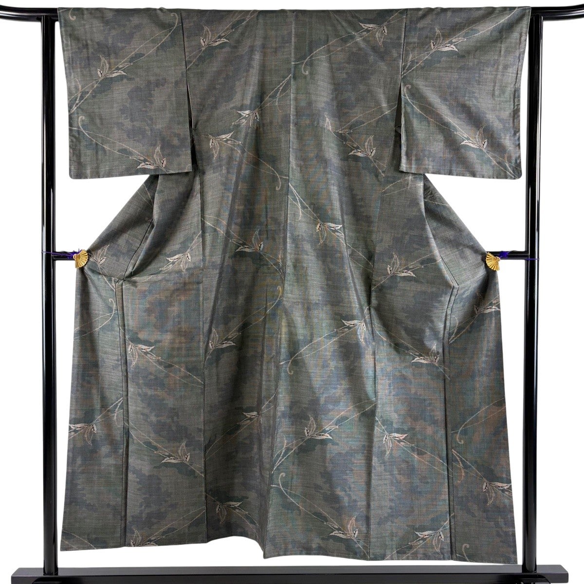 紬 美品 逸品 身丈162cm 裄丈65cm 正絹 【中古】 紬 身丈162cm 裄丈64.5cm M 袷 草花 雪輪 灰緑 正絹 名品｜中古・古着