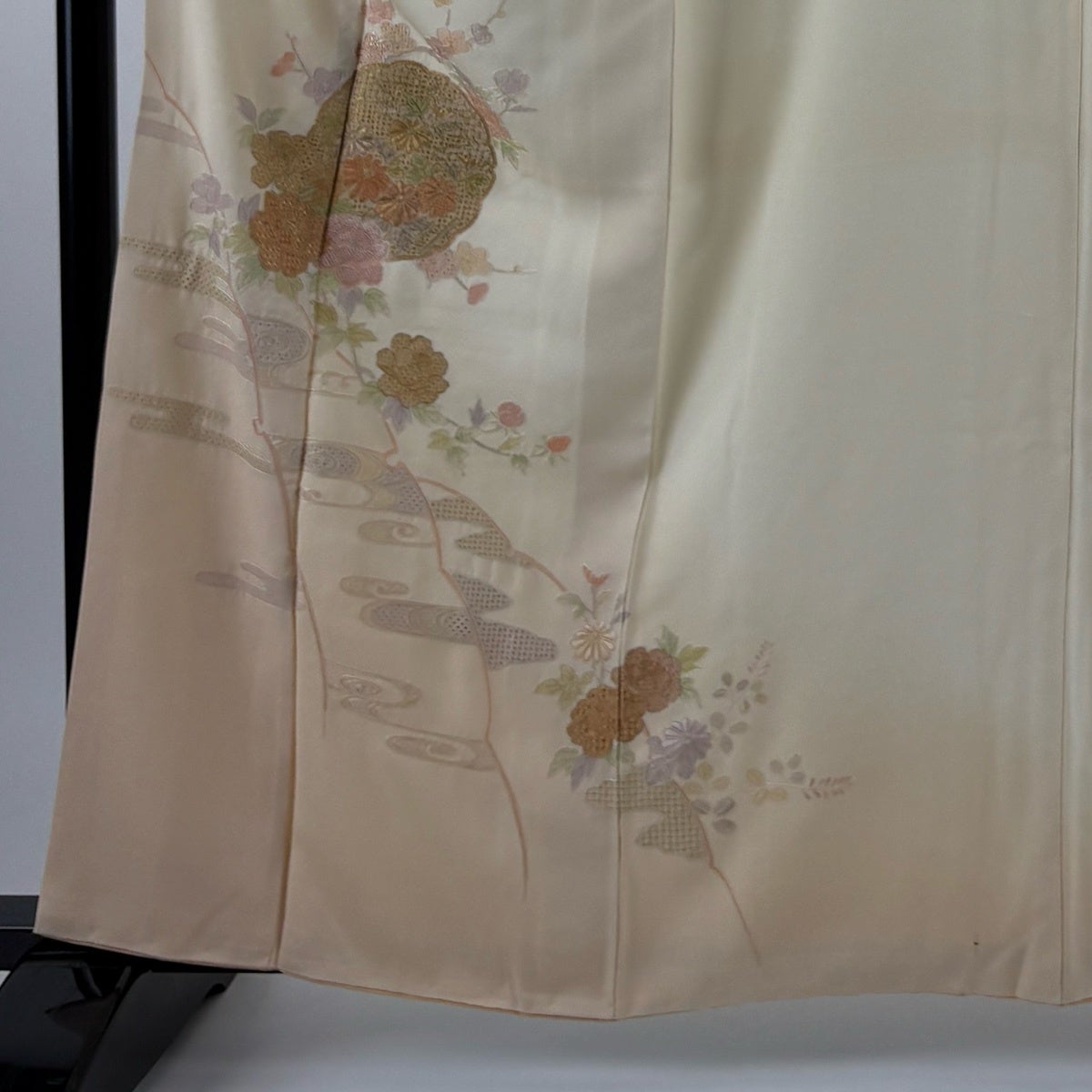 付下げ 身丈160cm 裄丈66.5cm M 袷 やまと 鏡裏文 草花 金彩 汕頭刺繍