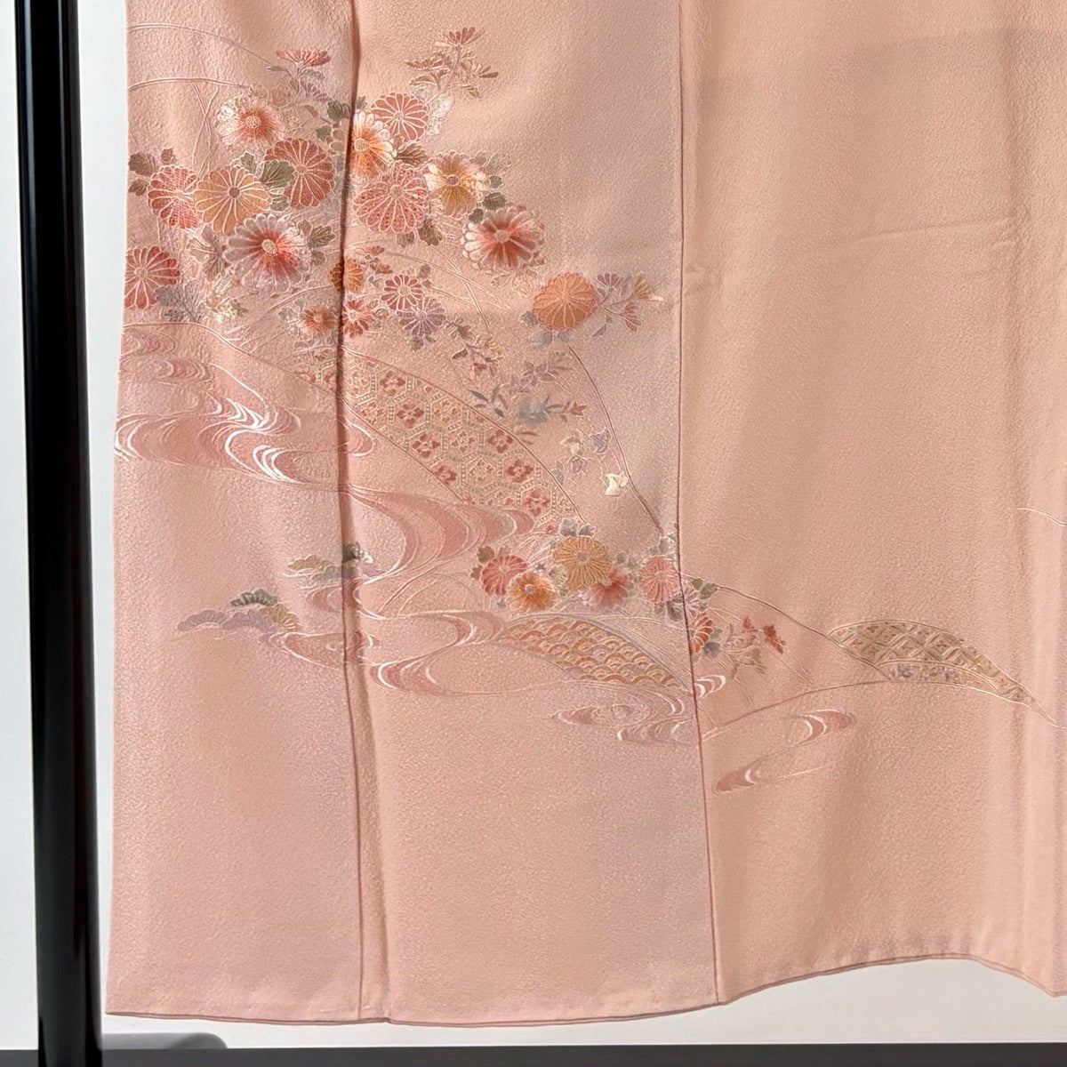 付下げ 身丈151.5cm 裄丈65cm M 袷 菊 流水 蘇州刺繍 縮緬 薄ピンク