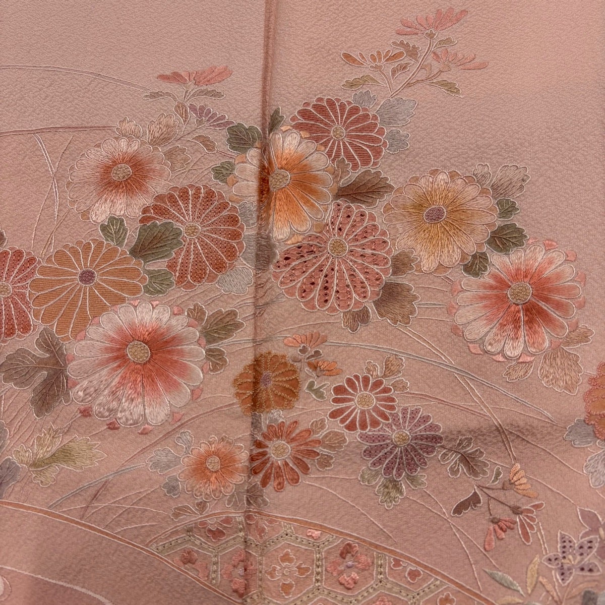 付下げ 身丈151.5cm 裄丈65cm M 袷 菊 流水 蘇州刺繍 縮緬 薄ピンク
