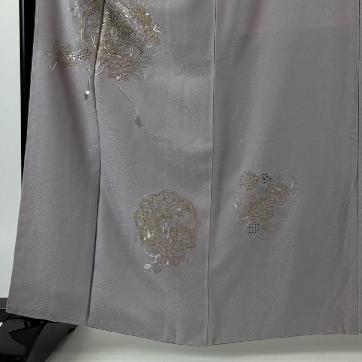 美品】 付下げ 身丈168cm 裄丈67cm M 袷 鏡裏文 草花 汕頭刺繍 金糸 灰
