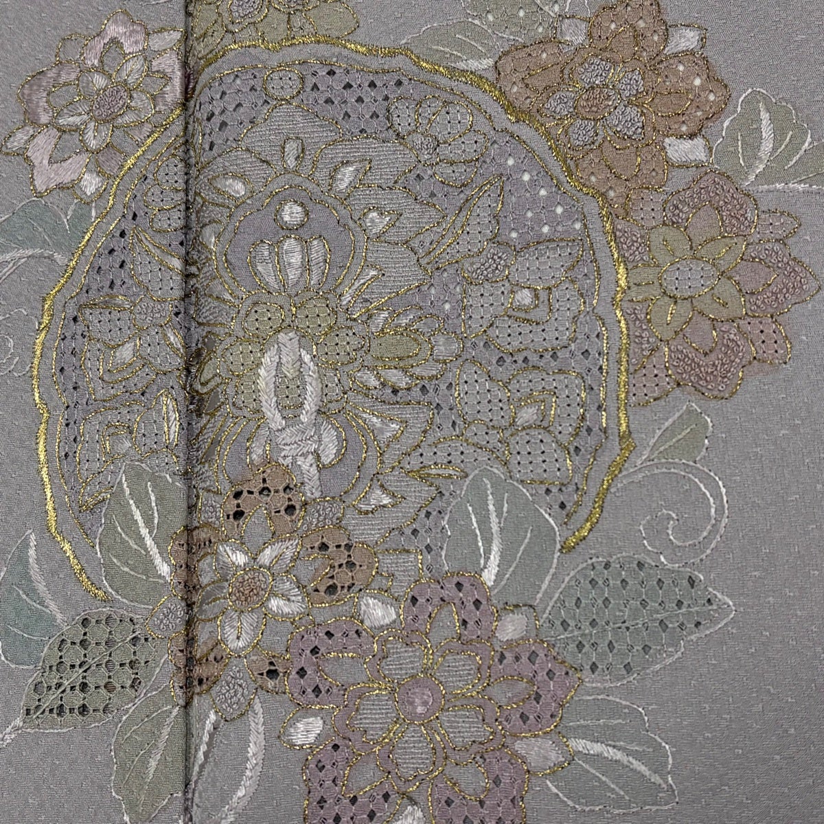 美品】 付下げ 身丈168cm 裄丈67cm M 袷 鏡裏文 草花 汕頭刺繍 金糸 灰