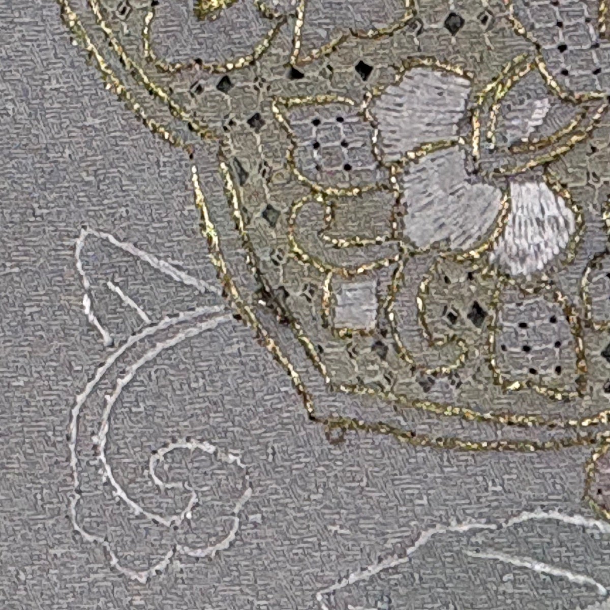 美品】 付下げ 身丈168cm 裄丈67cm M 袷 鏡裏文 草花 汕頭刺繍 金糸 灰
