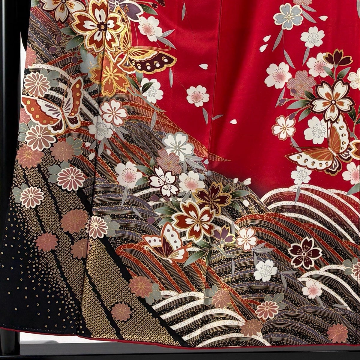 【振袖フルセット】身丈163.5cm 裄丈69cm 桜 手鞠 金彩 ぼかし 赤 振袖 身丈154cm 裄丈63.5cm S 袷 桜 蝶 金糸 金彩 赤 正絹 秀品｜中古
