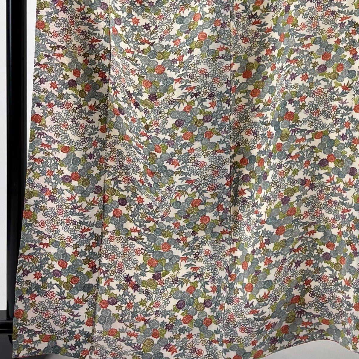 小紋 身丈162cm 裄丈67cm M 袷 梅 菊 縮緬 灰白 正絹 優品｜中古・古着