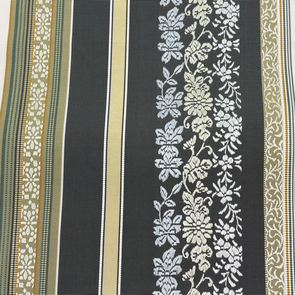 美品】 名古屋帯 逸品 八寸名古屋帯 松葉仕立て 草花 縞 クリーム 正絹