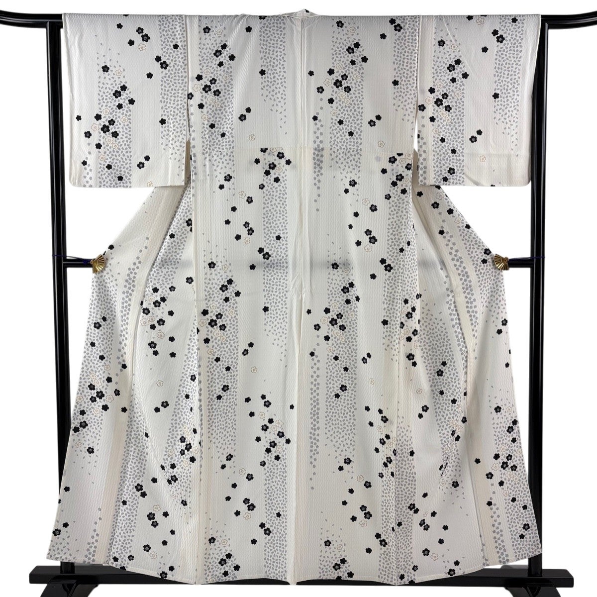 小紋 身丈158cm 裄丈66cm 正絹 逸品 【中古】 小紋 身丈158cm 裄丈66cm M 単衣 山口秀藤 落款あり 人物 桜 灰白 正絹
