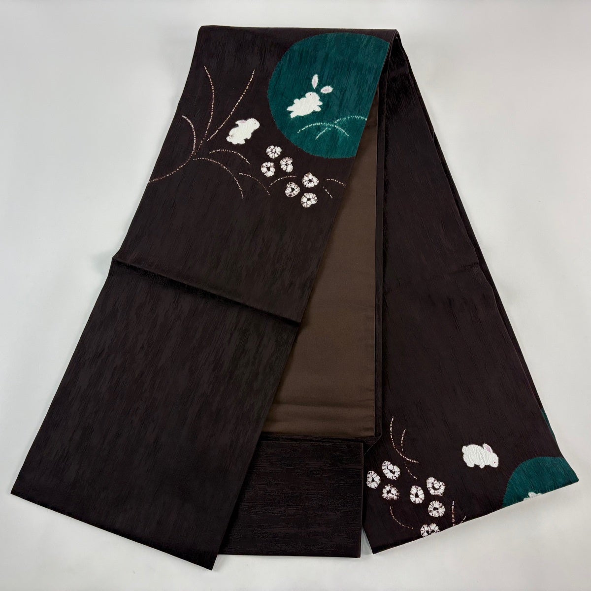 美品】 名古屋帯 逸品 うさぎ 草花 絞り 焦茶色 正絹｜中古・古着