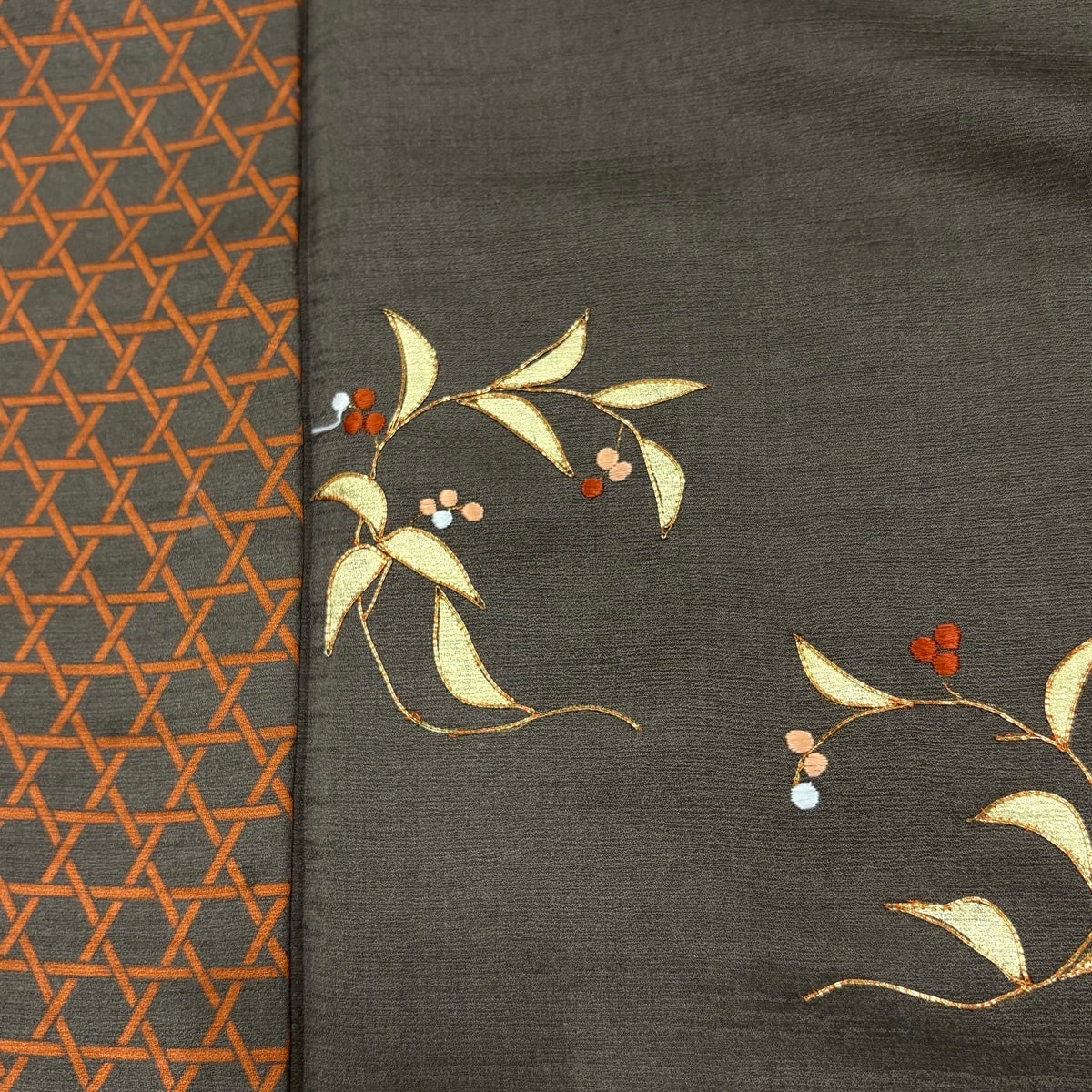 付下げ 身丈162cm 裄丈66cm M 袷 葉と実 籠目 金糸 刺繍 茶色 正絹 秀