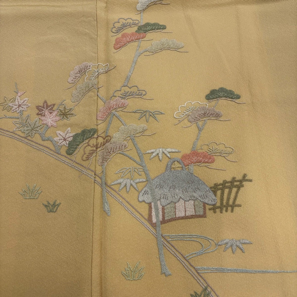 付下げ 身丈155.5cm 裄丈64cm M 袷 松 家屋 刺繍 ベージュ 正絹 秀品
