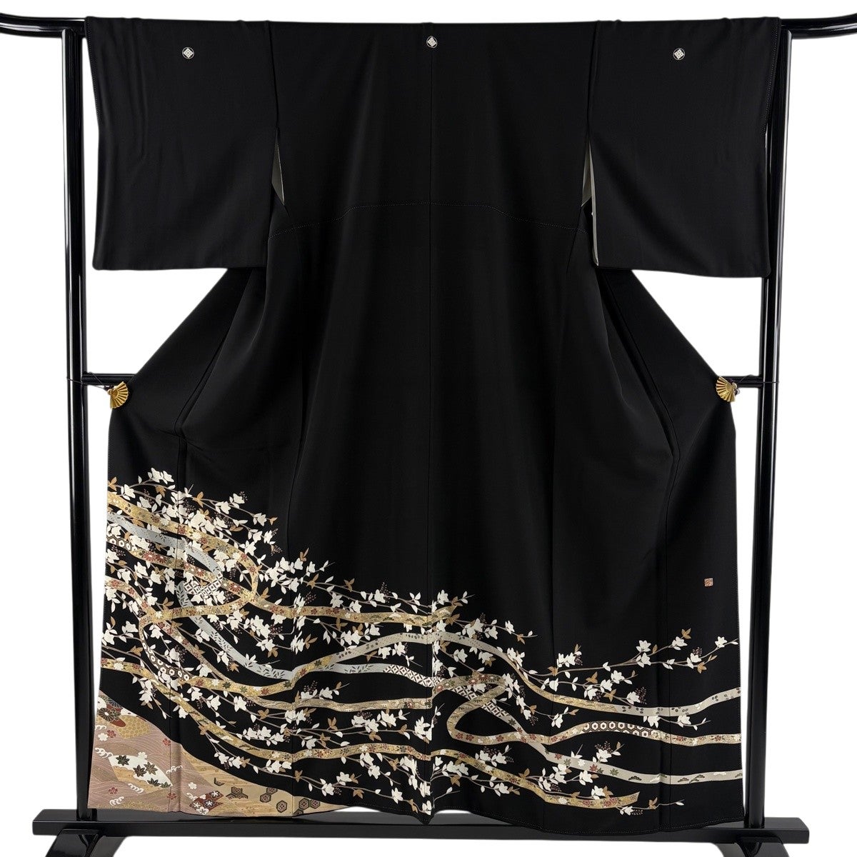 作家物　着物　黒留袖　落款付き　肩身157cm  裄66cm 黒留袖 身丈157cm 裄丈63.5cm S 袷 落款あり 橘 蔓帯 金彩 黒 正絹 秀