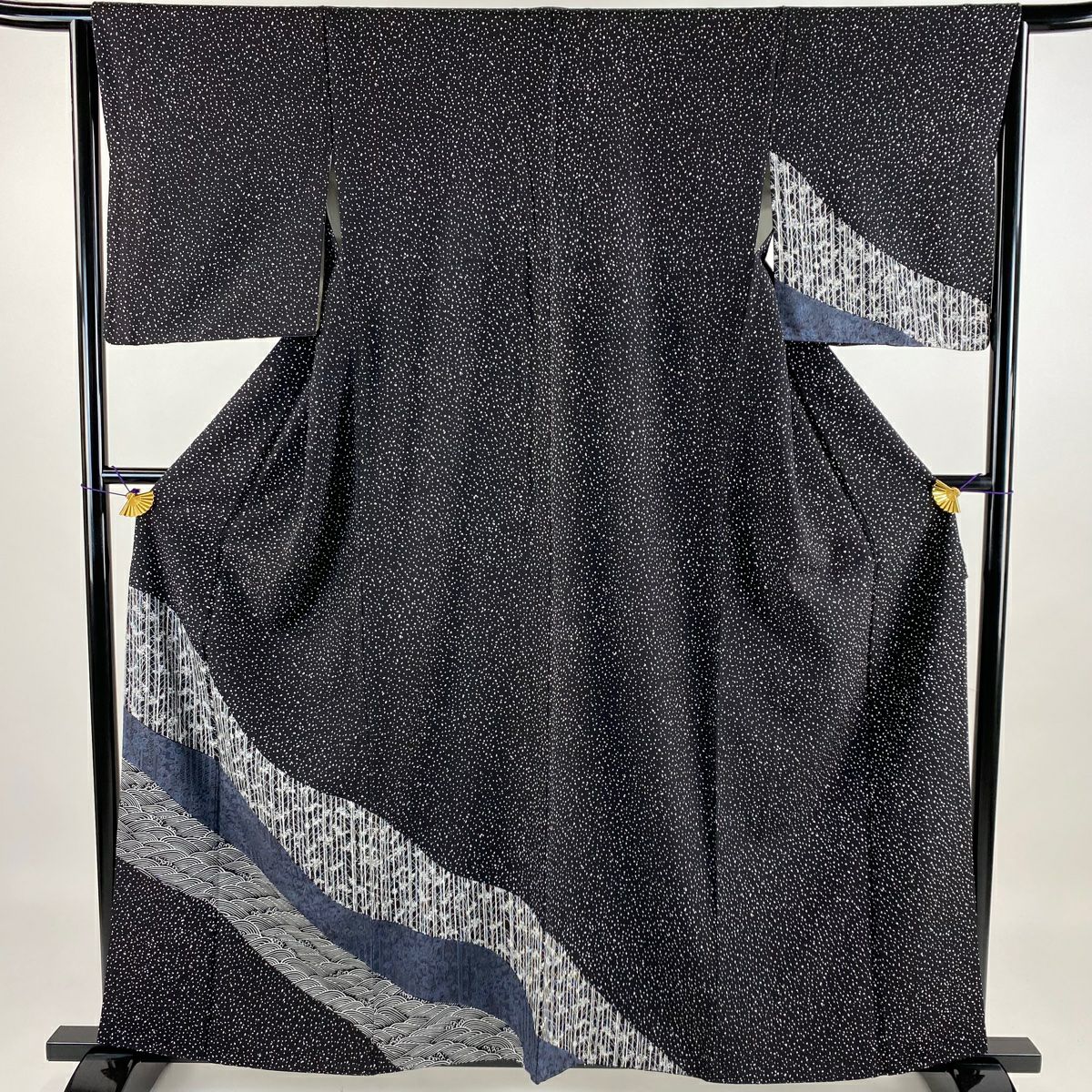 付下げ 身丈161.5cm 裄丈64cm 正絹 秀品 【中古】 付下げ 身丈161cm 裄丈64.5cm M 袷 波 竹 黒 正絹 秀品｜中古・古着