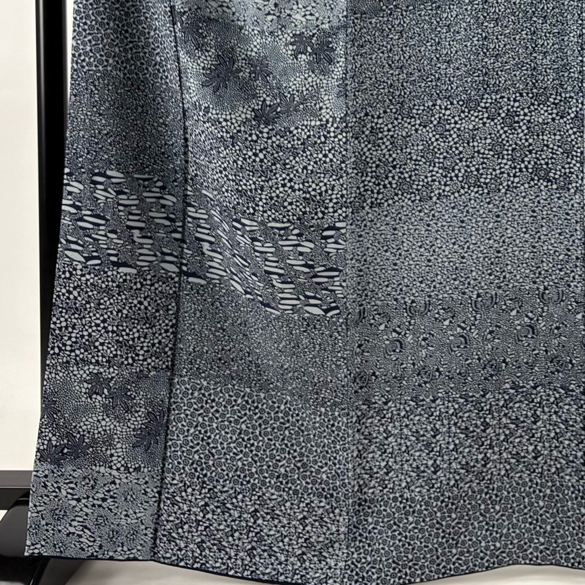 美品】 小紋 身丈166cm 裄丈65cm M 袷 草花 幾何学模様 藍色 正絹 名品