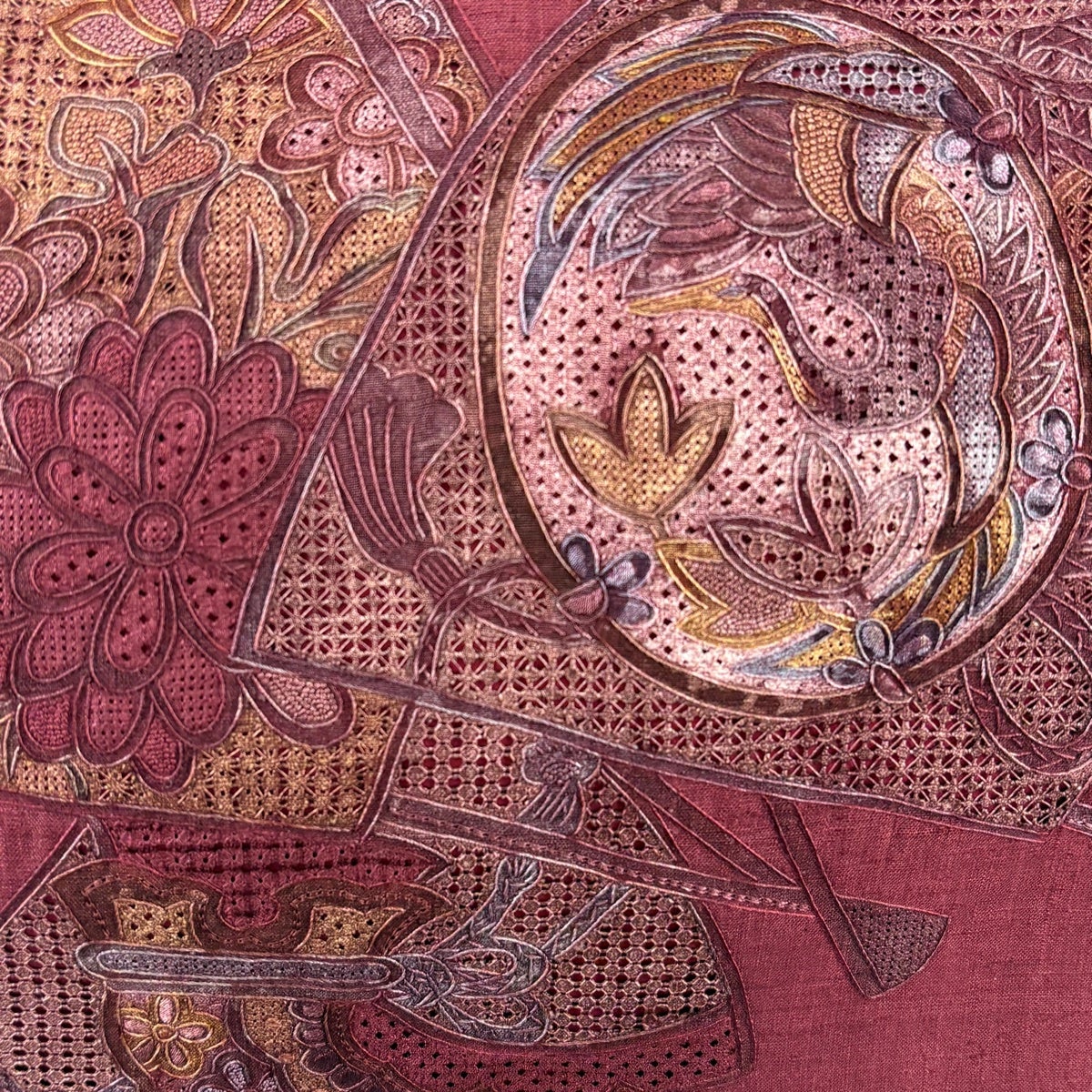 【文】　★ 文房 繍絵花卉紋牙骨絹面折扇 ★　清朝期　牡丹 刺繍文様　清供雅玩 名古屋帯 秀品 紬地 花鳥 扇子 刺繍 えんじ色 正絹｜中古・古着