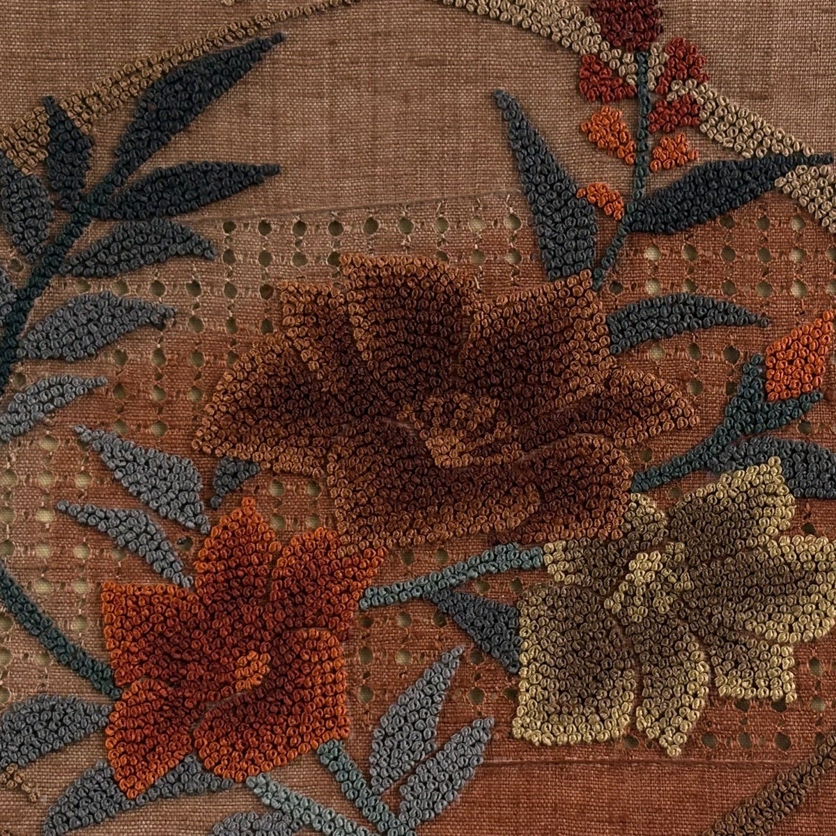 美品】 名古屋帯 秀品 紬地 草花 霞 相良刺繍 汕頭刺繍 茶色 正絹