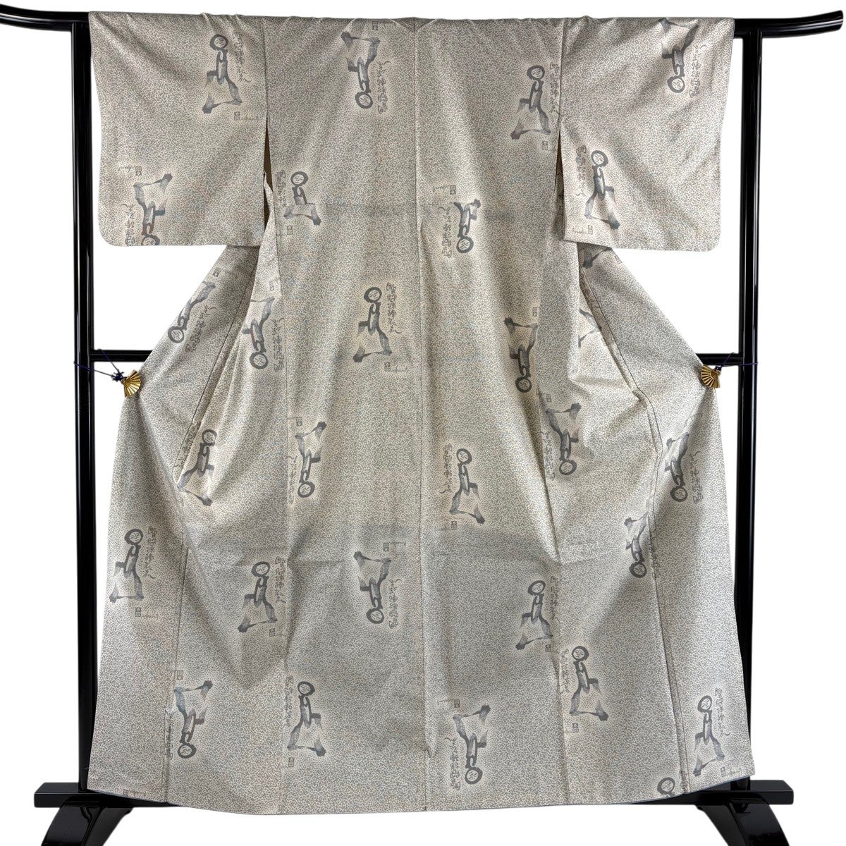 紬 身丈161cm 裄丈63.5cm S 袷 人物 文字文 ベージュ 正絹 秀品｜中古