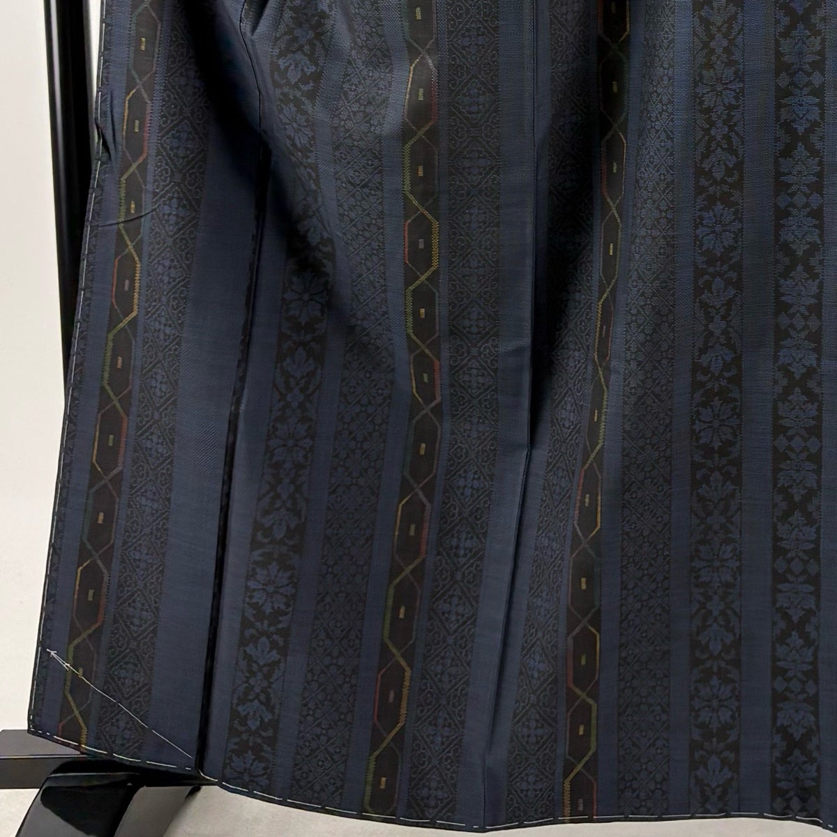 美品】 紬 身丈162.5cm 裄丈67cm M 袷 花菱 縦縞 紺色 正絹 秀品｜中古