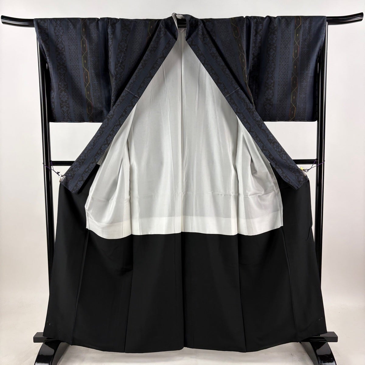 美品】 紬 身丈162.5cm 裄丈67cm M 袷 花菱 縦縞 紺色 正絹 秀品｜中古