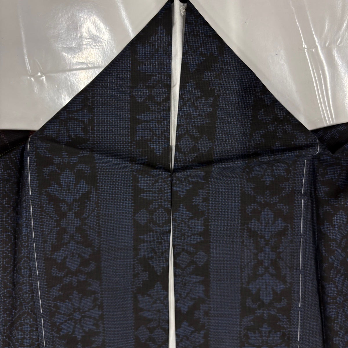 美品】 紬 身丈162.5cm 裄丈67cm M 袷 花菱 縦縞 紺色 正絹 秀品｜中古