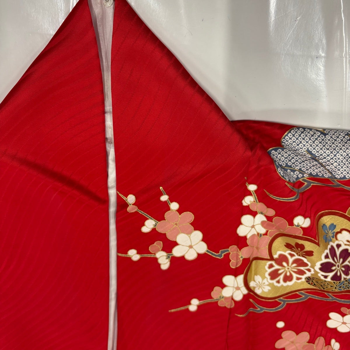 振袖単品　袷 梅 蝶 金糸 絞り 赤 正絹 秀品 振袖 身丈165cm 裄丈69cm L 袷 松梅 蝶 金糸 金彩 赤 正絹 秀品｜中古