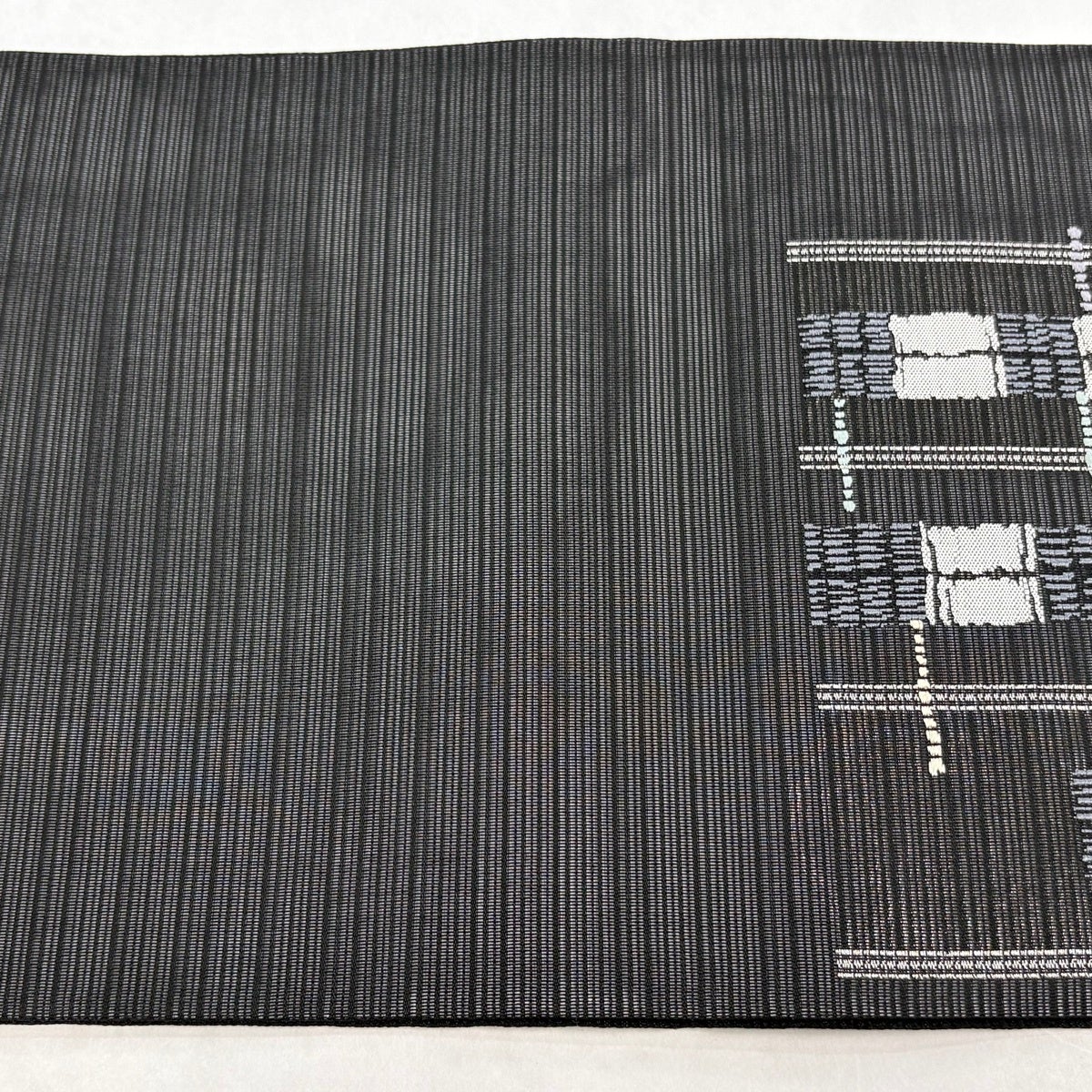 美品】 袋帯 逸品 夏帯 絽 幾何学 銀糸 刺繍 黒灰 六通 正絹 美品】 袋帯 逸品 夏帯 絽 幾何学 銀糸 刺繍 黒灰 六通 正絹