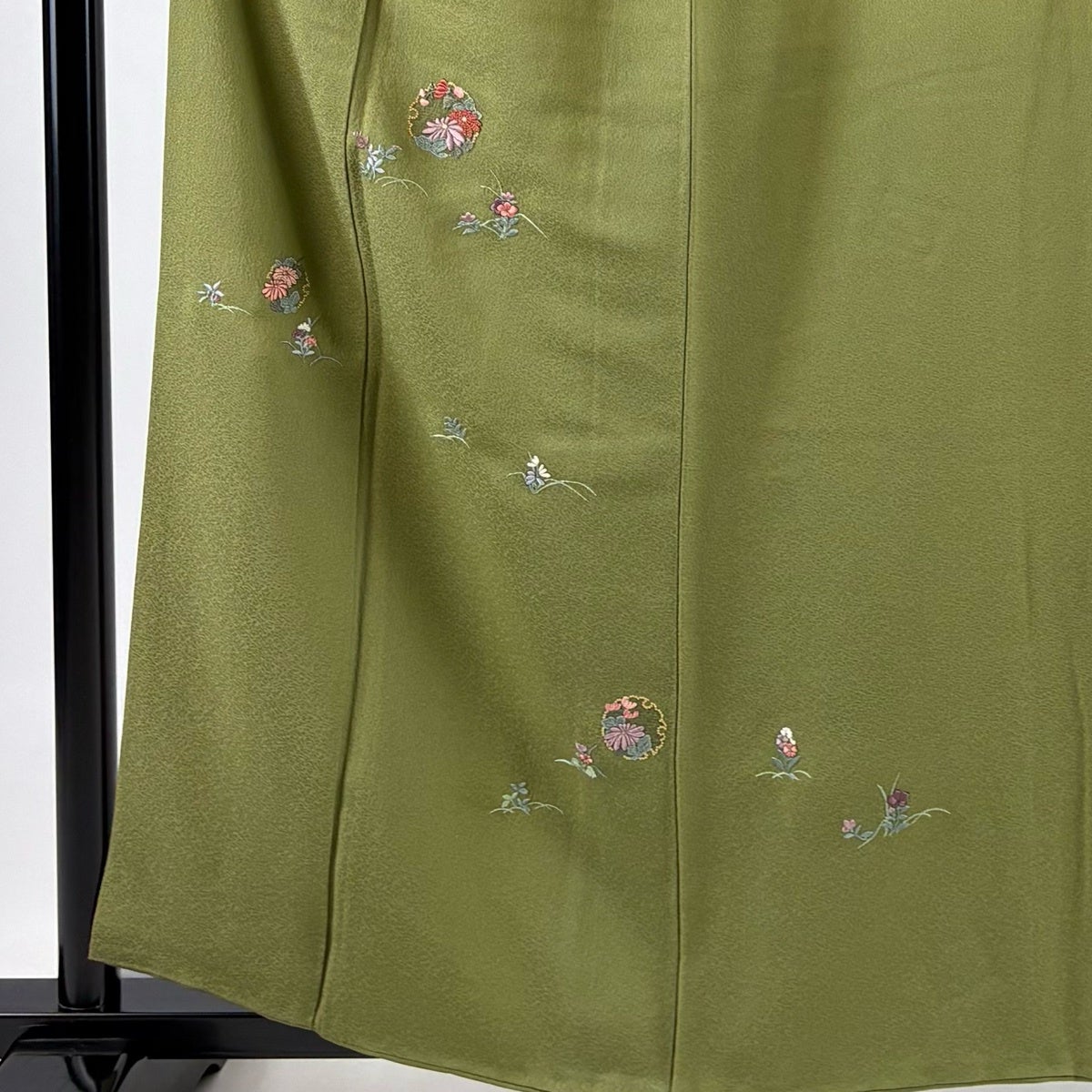 付下げ 身丈161cm 裄丈64cm M 袷 雪輪 草花 金糸 刺繍 よもぎ色 正絹