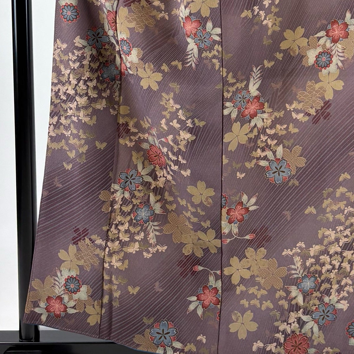 【yami 】未使用　花柄小紋　絵画風　身丈159cm 美品】 小紋 身丈159cm 裄丈62cm S 袷 桜 蝶 灰紫 正絹 秀品｜中古