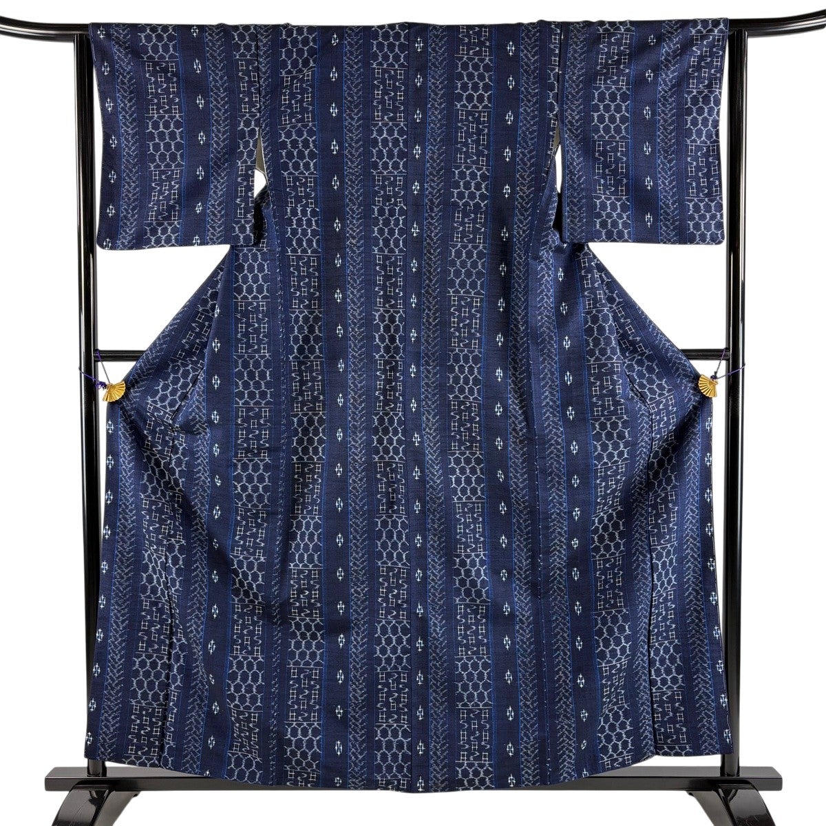 紬 身丈159cm 裄丈63.5cm S 袷 亀甲 絣柄 紺色 正絹 秀品｜中古・古着