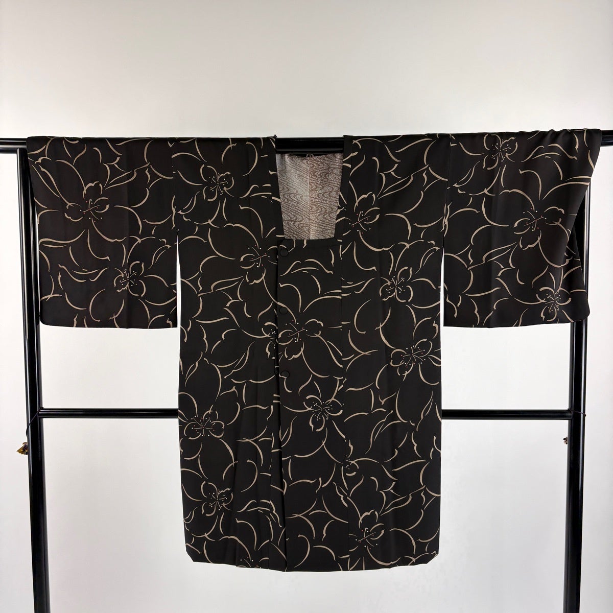 美品】 道行 身丈102cm 裄丈68cm L 和装コート 角衿 花 墨色 正絹 秀品