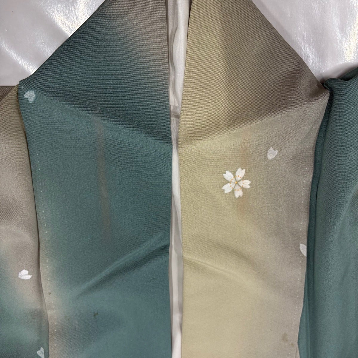 ★専用★未使用品 小紋 グリーンベージュ 桜花 身丈163cm裄丈70cm正絹 小紋 身丈158cm 裄丈64cm M 袷 桜 花びら ぼかし 灰緑 正絹 秀品｜中古