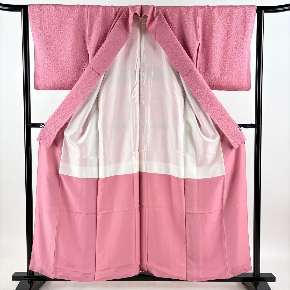 美品】 色無地 身丈155cm 裄丈62cm S 袷 地紋 濃ピンク 正絹 優品 一つ