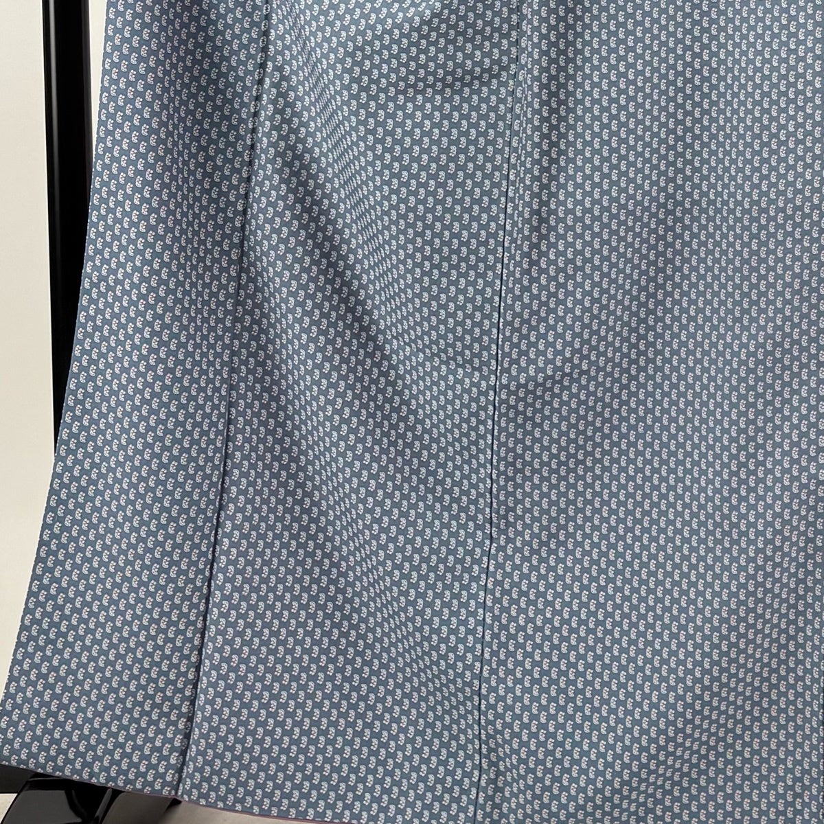 ★専用★小紋 無地感ぼかし ホワイトパールグレー 身丈161cm 裄丈65cm 小紋 身丈161.5cm 裄丈65cm M 袷 葉と実 青灰色 化繊 優品｜中古・古着