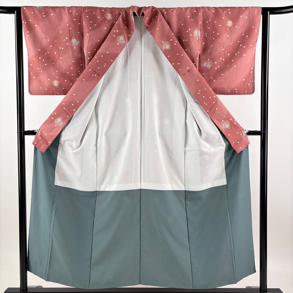 未使用［ 小紋/単衣 ］ポリエステル　青磁　桜　市松　やまと謹製　仕付け糸付き 小紋 身丈151cm 裄丈62cm S 袷 桜 桜の花びら ぼかし 茜色 化繊 優品
