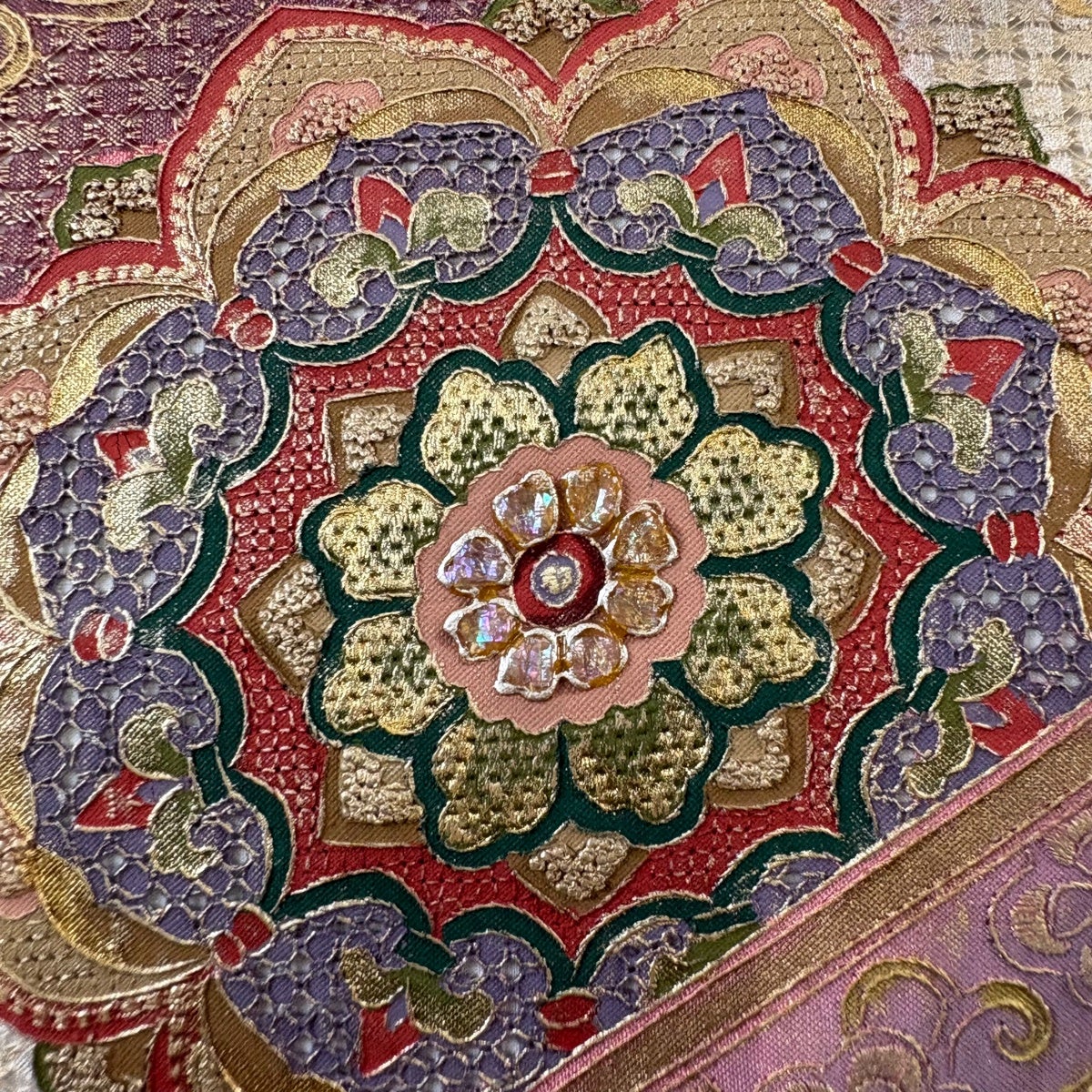 美品】 袋帯 秀品 華文 ヱ霞 刺繍 螺鈿 えんじ色 お太鼓柄 正絹｜中古