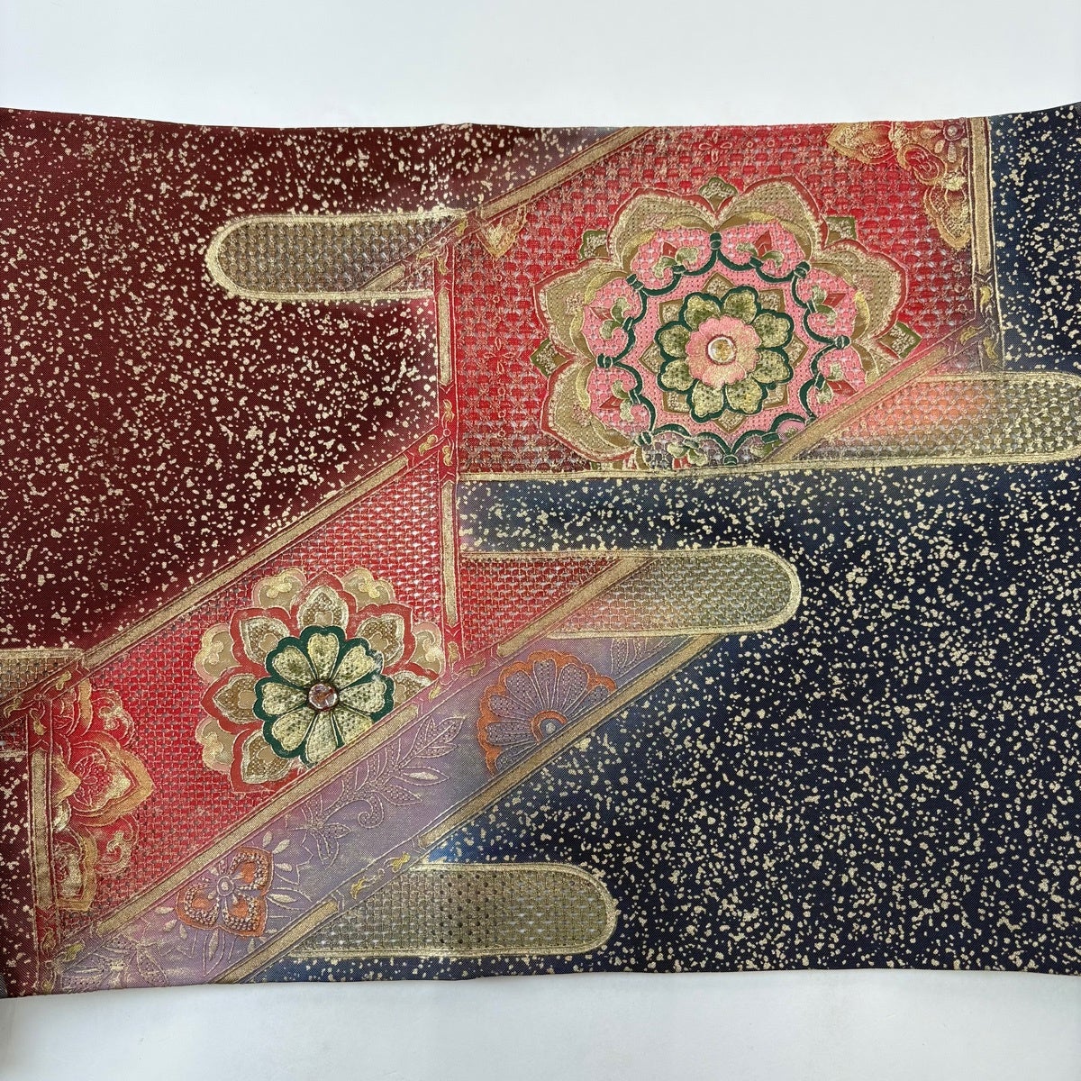 美品】 袋帯 秀品 華文 ヱ霞 刺繍 螺鈿 えんじ色 お太鼓柄 正絹｜中古
