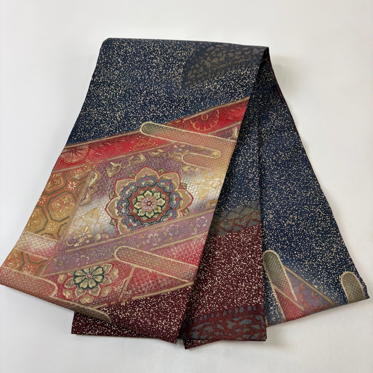 美品】 袋帯 秀品 華文 ヱ霞 刺繍 螺鈿 えんじ色 お太鼓柄 正絹｜中古