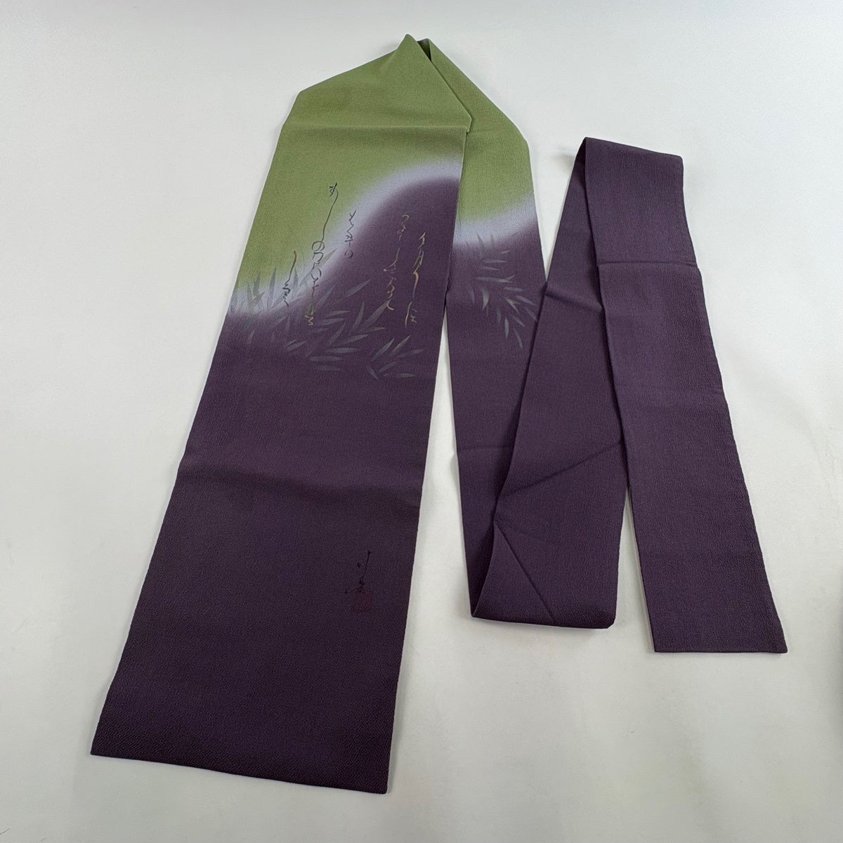 美品】 名古屋帯 秀品 落款あり 文字文 葉柄 金彩 縮緬 紫 正絹｜中古