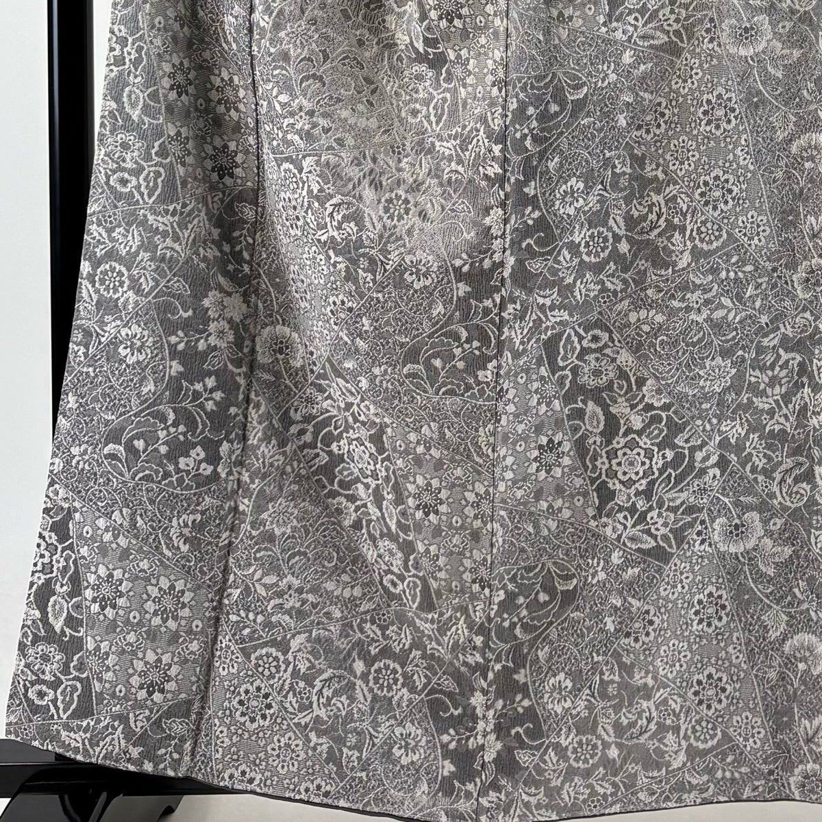 小紋 身丈159cm 裄丈66cm M 袷 紋意匠 草花 華文 灰色 正絹 名品｜中古