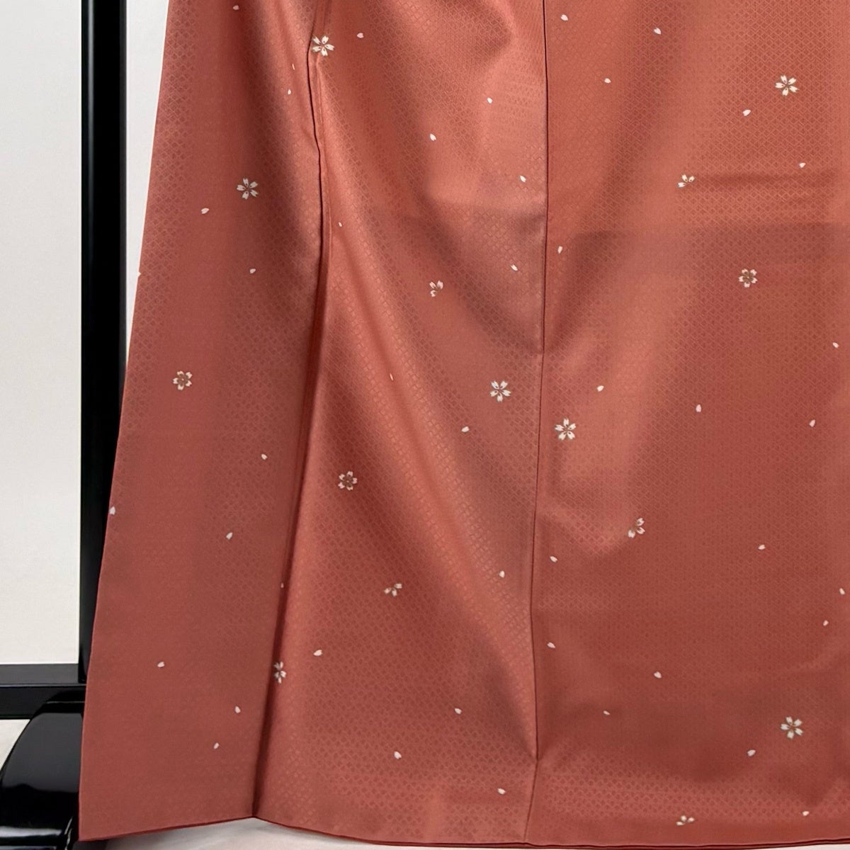 美品】 小紋 身丈170cm 裄丈70.5cm L 袷 桜 地紋 朱色 化繊 秀品｜中古