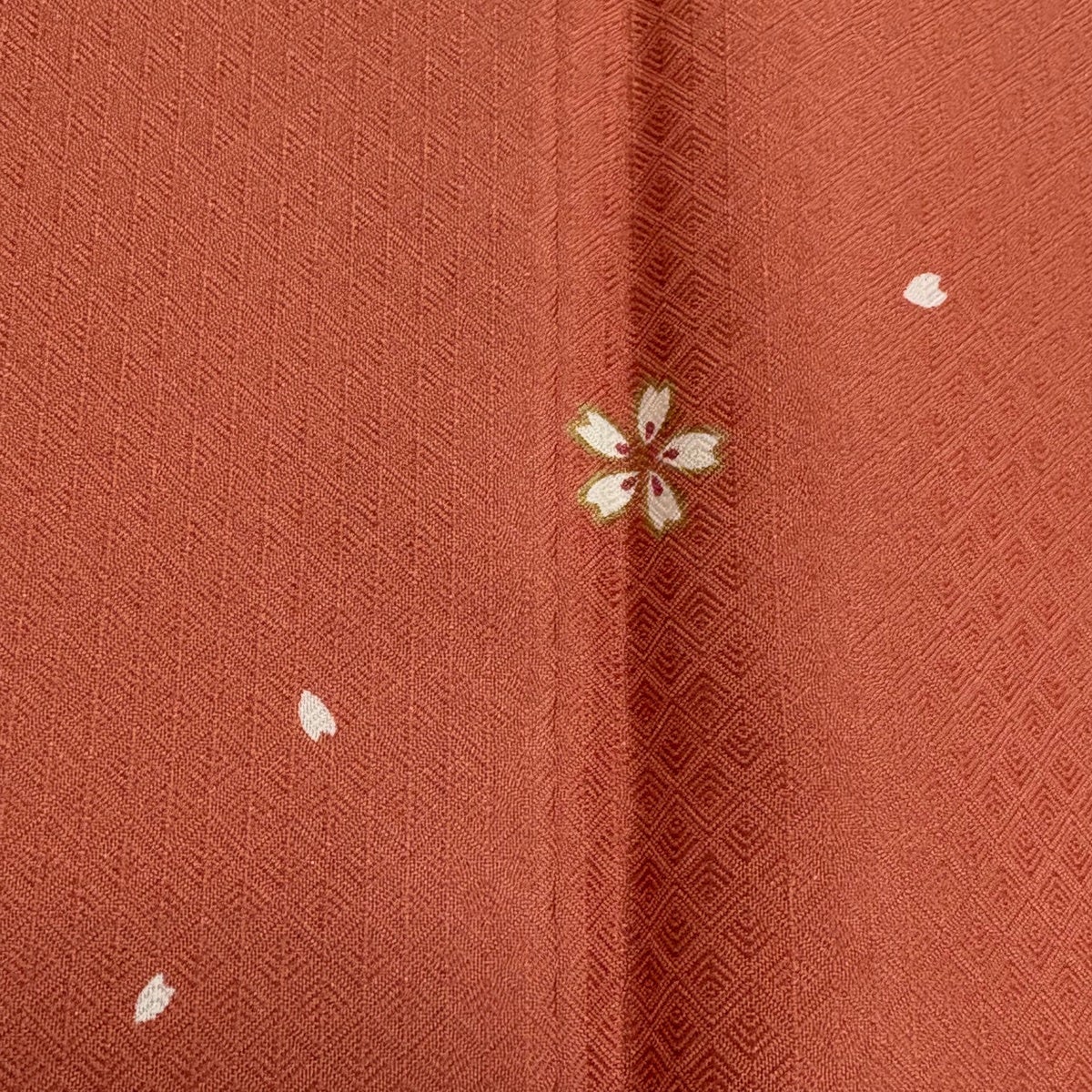 美品】 小紋 身丈170cm 裄丈70.5cm L 袷 桜 地紋 朱色 化繊 秀品｜中古