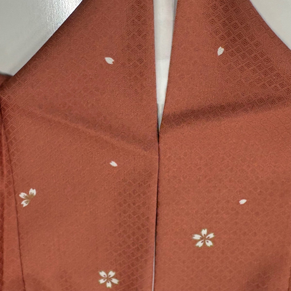 美品】 小紋 身丈170cm 裄丈70.5cm L 袷 桜 地紋 朱色 化繊 秀品｜中古