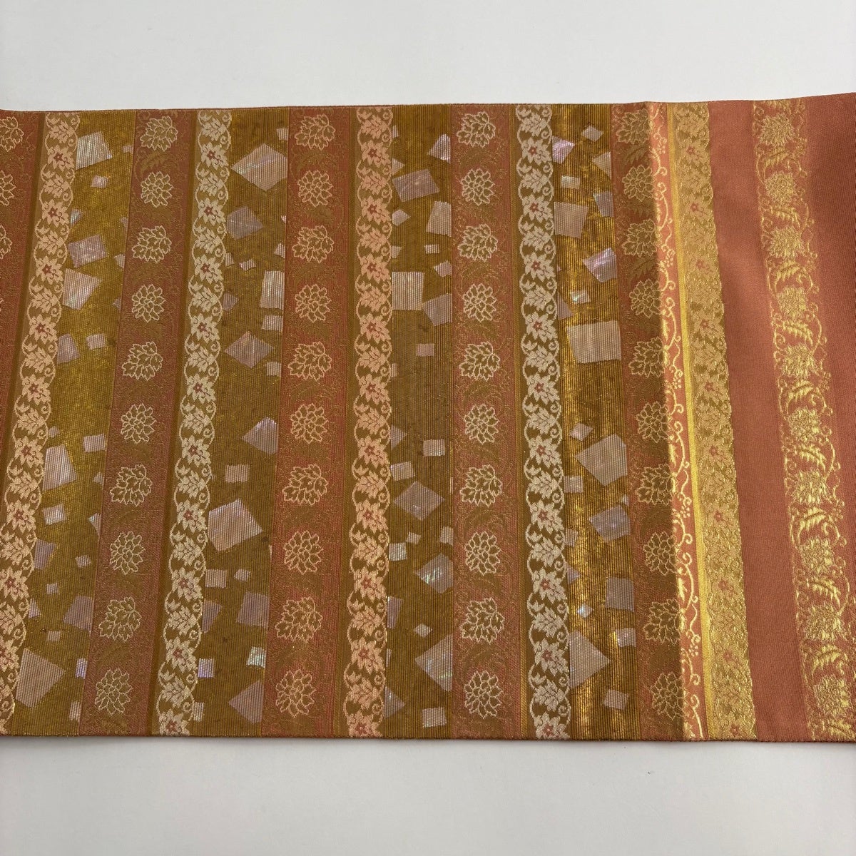 袋帯 名品 落款あり 花唐草 段縞 箔 螺鈿 赤茶 お太鼓柄 正絹｜中古